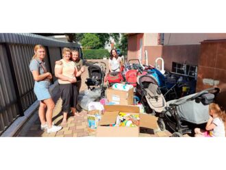 Ein Kinderheim erhält dringend benötigte Kindersachen. Bezahlt und organisiert aus Spendengeldern von Ukraine Hilfe Graubünden, Schweiz