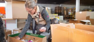 Bild Olivia Aebli-Item/Südostschweiz | Verpacken der Hilfsgüter für die Ukraine