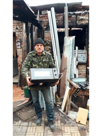 Übergabe der Hilfsgüter in Tschernihiv. Das Haus ist zerstört. Bezahlt und organisiert aus Spendengeldern von Ukraine Hilfe Graubünden, Schweiz