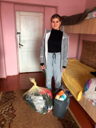 Eine Waise in der Westukraine. Hilfsgüter für den Teenager. Bezahlt und organisiert aus Spendengeldern von Ukraine Hilfe Graubünden, Schweiz